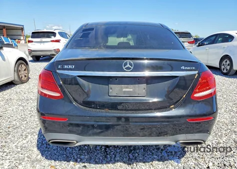 2017 Mercedes-Benz E 300 4Matic z USA, uszkodzony, nr VIN WDDZF4KB7HA045041